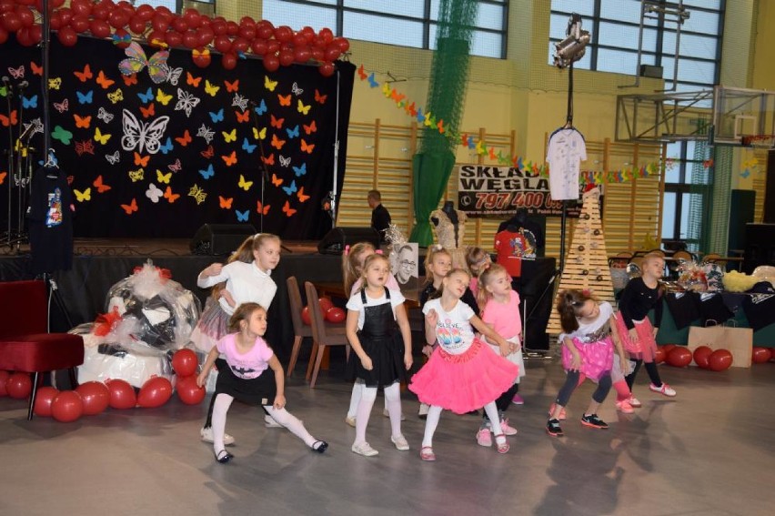 Finał WOŚP w Szamocinie. Pełne trybuny, emocjonujące występy i... pomaganie! (ZDJĘCIA)