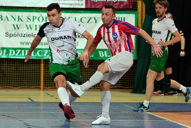 Piłkarze Gromu Barkowo po pokonaniu 4:3 Doran Team wygrali Puchar Ligi IX edycji Sępoleńskiej Ligi Futsalu. Mecz finałowy zakończył zmagania w tegorocznej edycji ligi, a bezsprzecznie postacią numer 1 tego spotkania był Łukasz Kościan, który dla triumfatorów strzelił trzy gole.