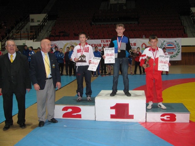 Zawodnicy kat. wag. do 35 kg od lewej  stoją: Pamir Paczajew (Rosja), Domas Kriksciunas (Litwa) i Filip Petrończak (Miastko)