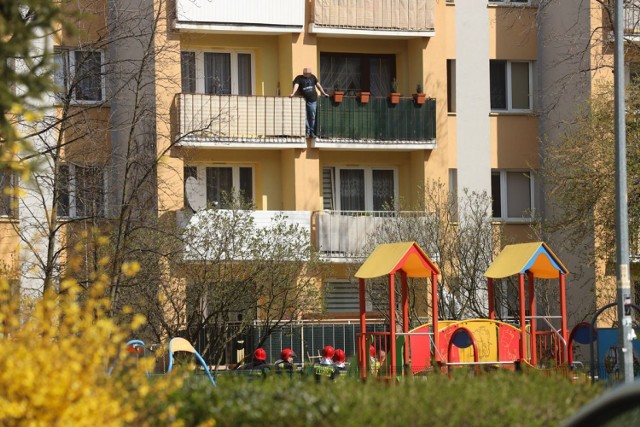 Na równe nogi postawił legnickich policjantów, medyków i strażaków mężczyzna, który groził, że skoczy z 2. piętra w jednym z legnickich bloków przy ul. Baczyńskiego.

Desperat krzyczał, że jest zarażony koronawirusem, a niedawno wrócił z Niemiec. Legniczanin groził, że skoczy. Na miejscu pojawili się policjanci, strażacy i ratownicy medyczni. Ostatecznie, po namowach rodziny, mężczyzna zszedł z balkonu i trafił pod opiekę medyków. Koronawirusa nie miał.

Zobacz też: Policja poszukuje ich za najpoważniejsze przestępstwa 