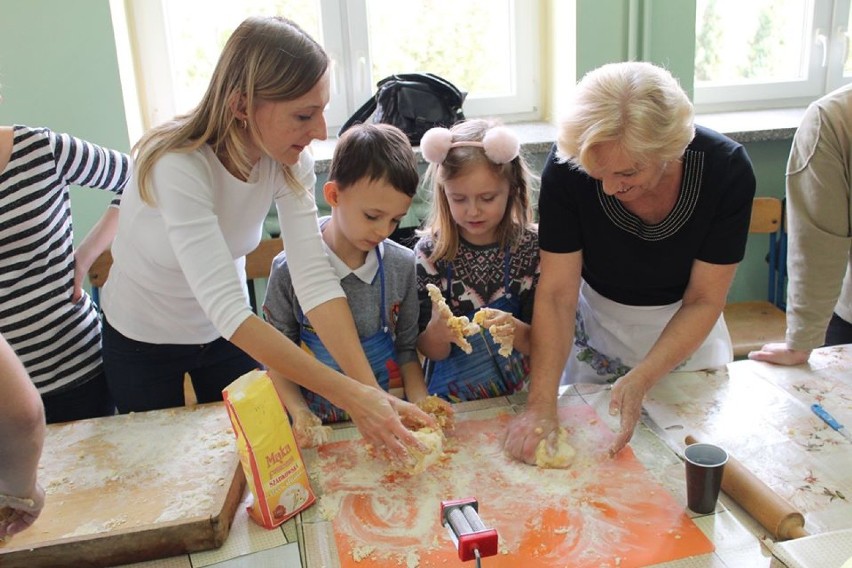 Uczniowie z Rudy i z SP nr 2 w Wieluniu uczyli się, jak zrobić swojski makaron [FOTO]