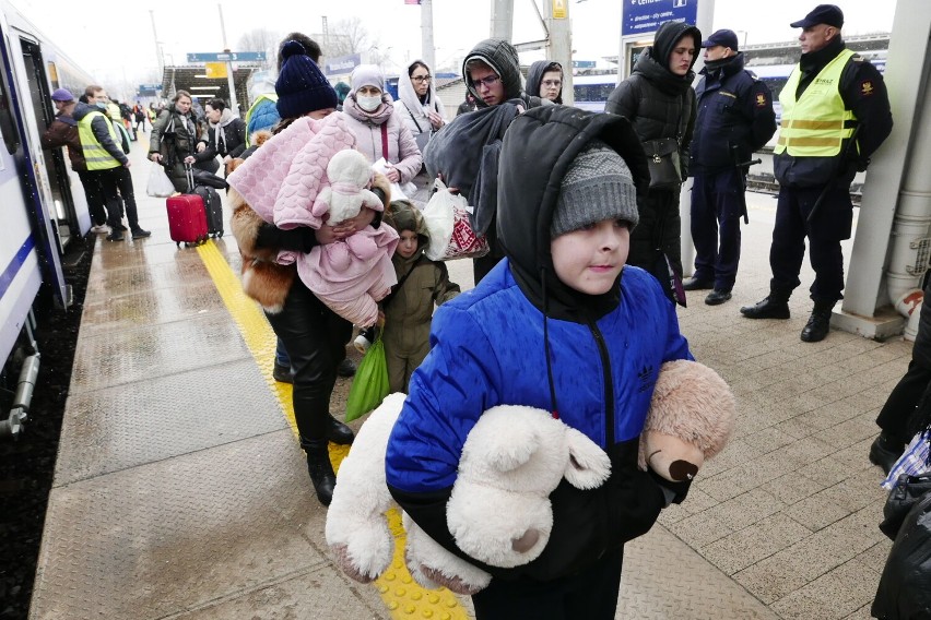 Pociągi z uchodźcami w Warszawie. Wagony z Kijowa z gigantycznym opóźnieniem. "Przez Warszawę przejechało około 100 tys. uchodźców"