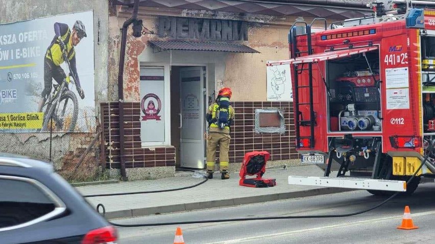 Pożar w piekarni przy ulicy Węgierskiej w Gorlicach. Strażacy musieli użyć masek tlenowych, aby wejść do środka