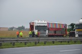 Utrudnienia na autostradzie A1 przy wiadukcie bełchatowskim: tir wjechał do rowu, trwa stawianie pojazdu na koła
