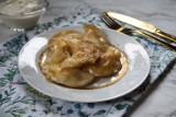 Tradycyjne pierogi z twarogiem i ziemniakami na obiad. Wypróbuj przepis na danie znane jako pierogi ruskie. Znamy sekret miękkiego ciasta