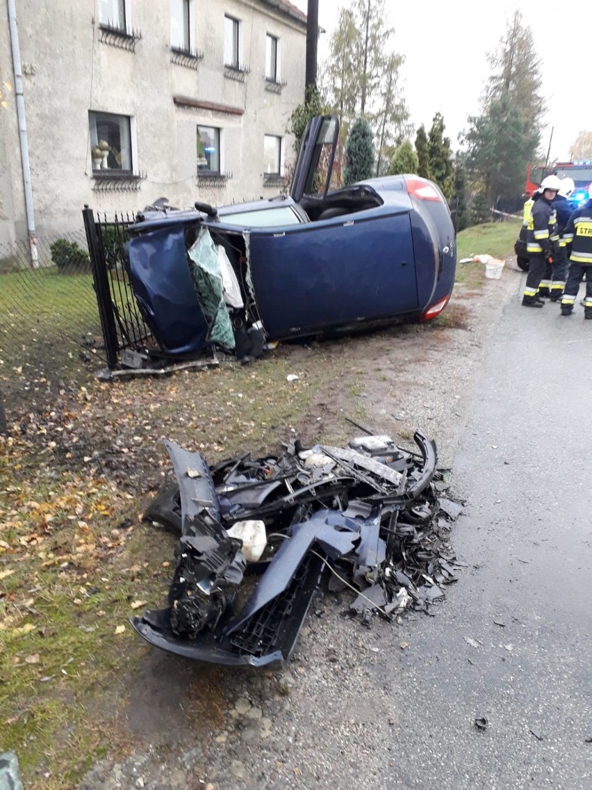 Racibórz, Raszczyce: dwie osoby zginęły w wypadku samochodowym przy ulicy Odrodzenia. Sprawca wypadku był pijany! [ZDJĘCIA]