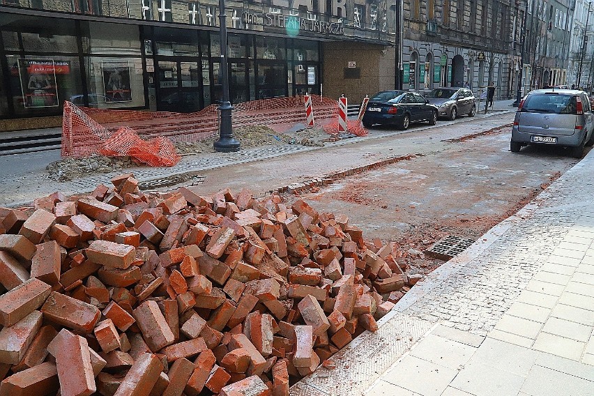 W środę na ulicę Jaracza wjechał więc sprzęt i nową kostkę...