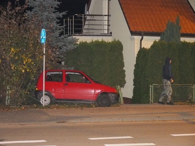 Kierowca fiata wjechał w ogrodzenie posesji na skrzyżowaniu ul. Gdańskiej i Lęborskiej