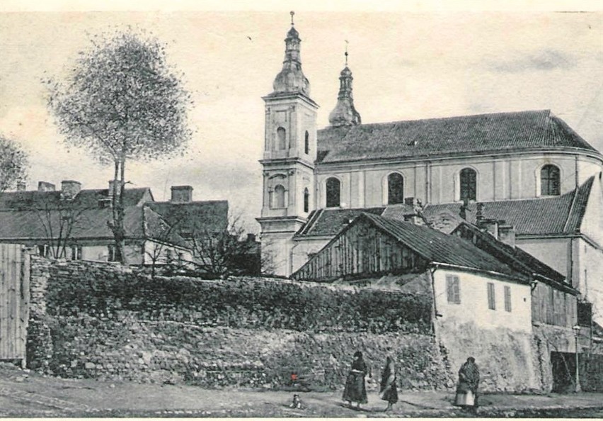 Początek XX wieku.  Barokowy kościół w Piotrkowie po kasacie...