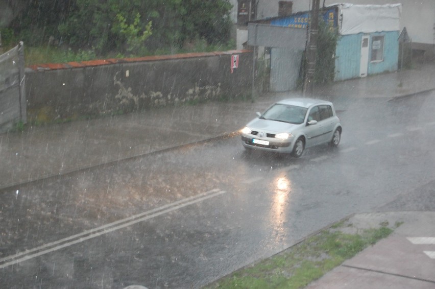 Burza w powiecie kartuskim - wyładowaniom atmosferycznym towarzyszy ulewny deszcz