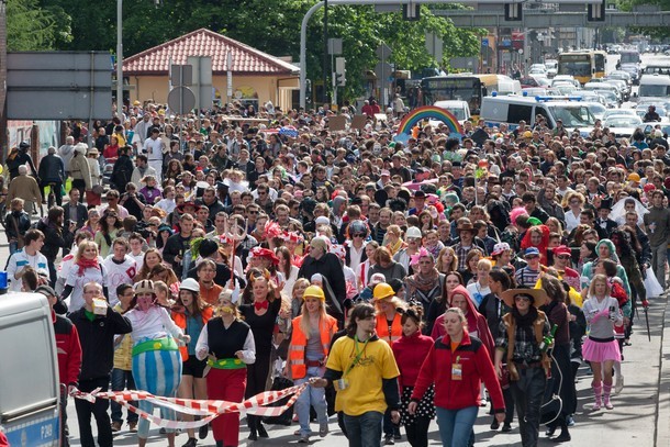 Najważniejszy element Igrów - barwna parada z centrum miasta na lotnisko.