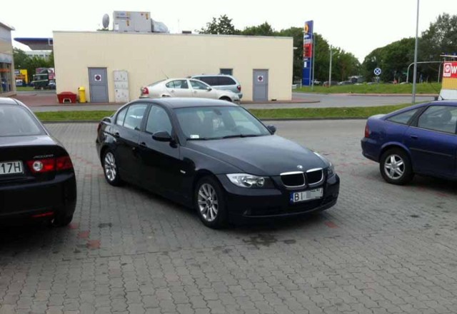 Takie parkowanie kierowy tego BMW zdarza się nie tylko na parkingu przed blokiem