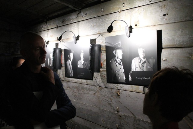 Ślad pamięciowy to  niezwykła wystawa o ludzkiej tragedii, jaką można oglądać w Skansenie Lokomotyw w Karsznicach
