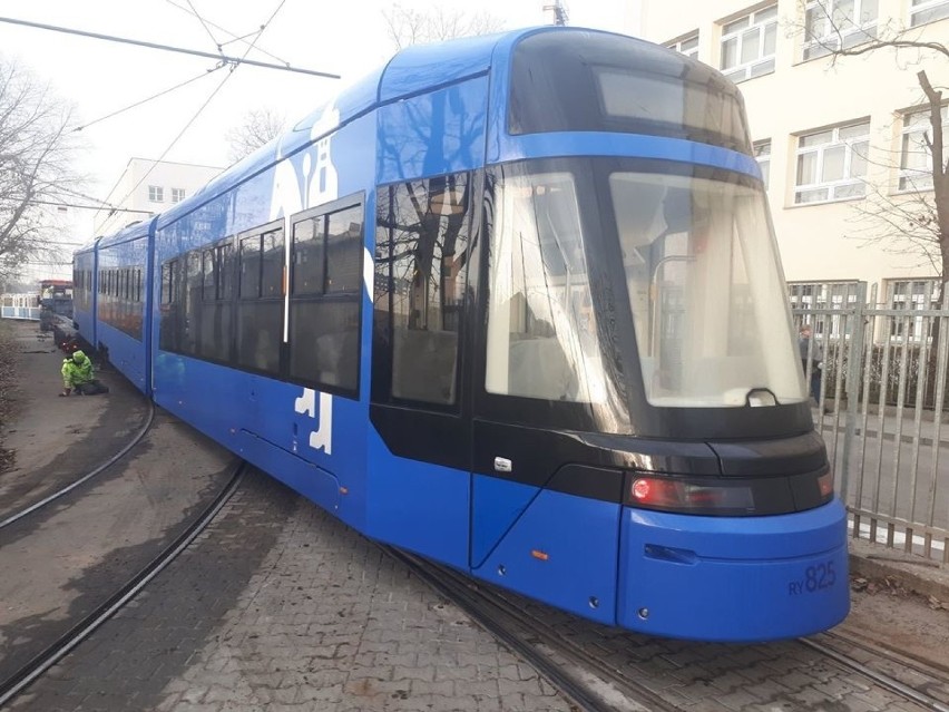 Pierwszy nowy tramwaj jest już w Krakowie. Przyjechał na lawecie [ZDJĘCIA]