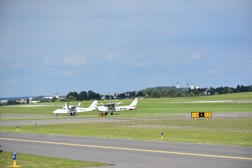  Nowy pas startowy na lotnisku szkoleniowym PWSZ w Chełmie już gotowy. Zobacz zdjęcia