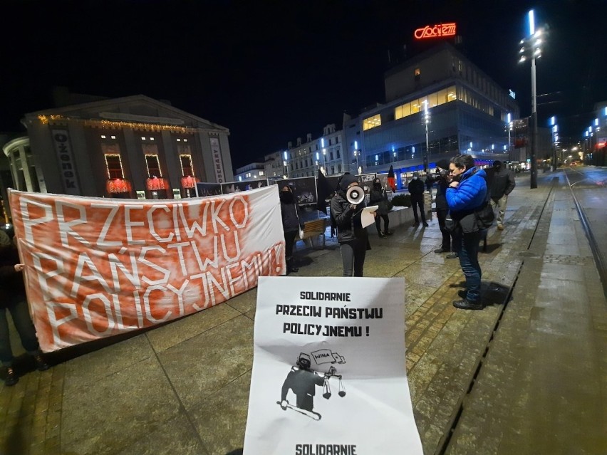 Demonstracja „Przeciwko państwu policyjnemu” na rynku w...