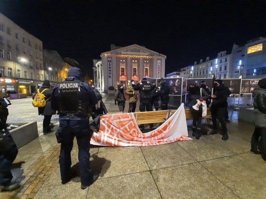 Demonstracja „Przeciwko państwu policyjnemu” na rynku w...