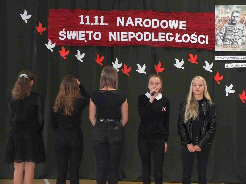 Narodowe Święto Niepodległości 2022. Wielkie lekcje patriotyzmu w starachowickich szkołach. Zobacz zdjęcia