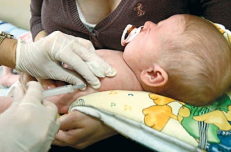 Justynka Białkowska, która urodziła się 22 maja, była wczoraj po raz pierwszy szczepiona przeciwko kokluszowi.