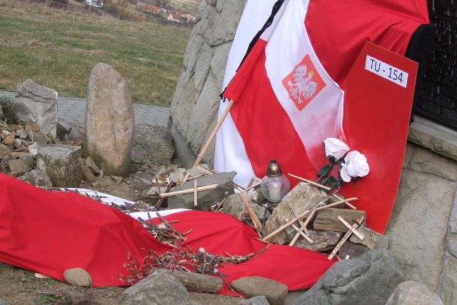 Mało kto wie, że na szczycie góry Matyska w Radziechowach znajduje się fragment samolotu TU 154, który rok temu rozbił się pod Smoleńskiem.