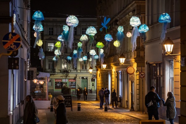 Meduzy „unoszące się” nad ul. Batorego są wspomnieniem sierpniowego festiwalu „Pozytywki”. Jeśli jeszcze nie zrobiliście sobie tu zdjęcia, to warto się pospieszyć, bo meduzy znikną w ostatnim tygodniu października...