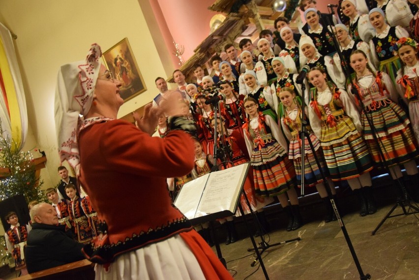 W kolędowaniu bierze udział ponad stu obecnych i byłych...