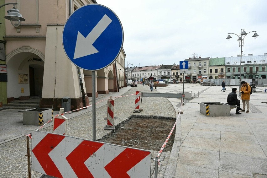 Znowu rozkopali Rynek w Kielcach. Powstaną przejścia dla pieszych z nową nawierzchnią. Zobacz zdjęcia