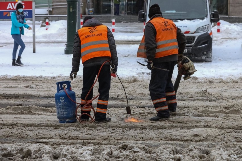 Na krakowskich drogach zebrała się spora warstwa śniegu,...