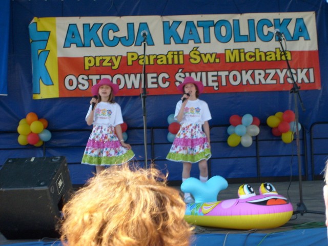 Koncert rozpoczął duet O.K. (Ola i Kinga) ze Szkoły Podstawowej nr 14 w Ostrowcu Świętokrzyskim. Fot. Krzysztof Krzak