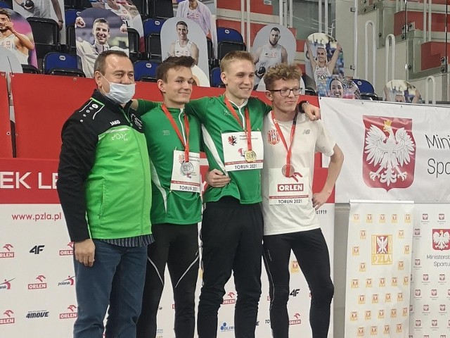 Filip Ostrowski ze złotym medalem w kategorii młodzieżowców Halowych Mistrzostw Polski, wywalczonym w biegu na 800 m