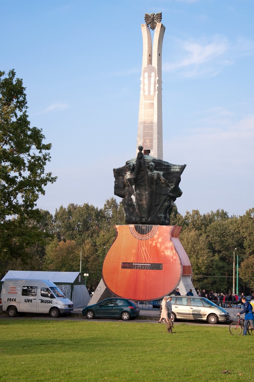 Pomnik tzw. Żyrafa upodobniony do gitary