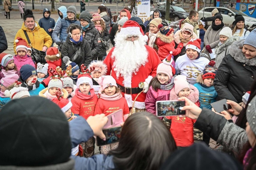 Choinka na częstochowskim Rakowie już przystrojona. Dzieci...