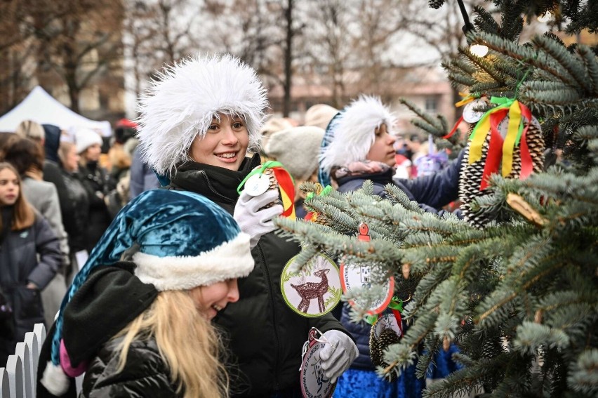 Choinka na częstochowskim Rakowie już przystrojona. Dzieci...