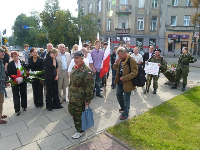 Uczestnicy rajdu przed pomnikiem Tadeusza Kościuszki
