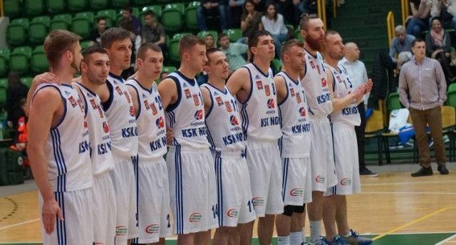 Niestety, koszykarze KSK Noteć Inowrocław przegrali ostatni mecz rundy zasadniczej I ligi koszykówki. Na własnym parkiecie ulegli Sokołowi Łańcut 56:70
