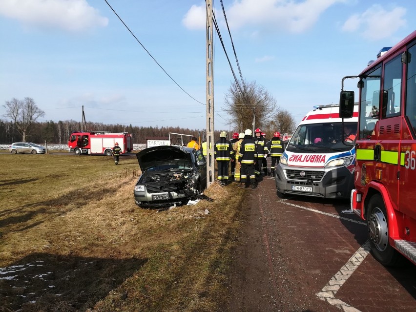 Wypadek w Blachowni na DW492. Zderzyły się dwie osobówki [ZDJĘCIA]