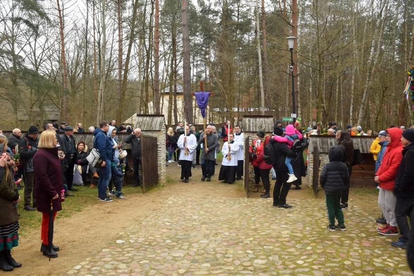 Tłumy ludzi na mszy i procesji podczas Niedzieli Wielkanocnej w Muzeum Wsi Radomskiej