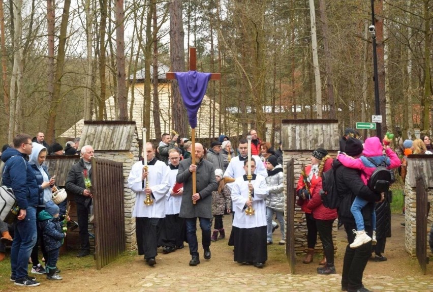 Tłumy ludzi na mszy i procesji podczas Niedzieli Wielkanocnej w Muzeum Wsi Radomskiej