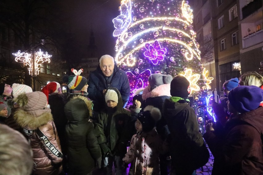 Świąteczna Iluminacja Legnicy odpalona, sporo mieszkańców przyszło do rynku