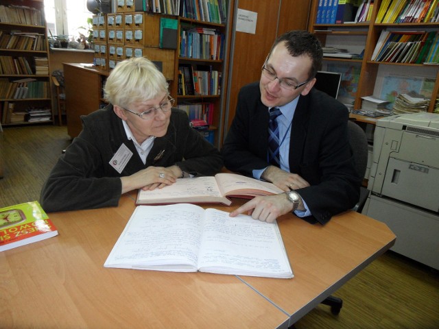 Tatiana Konatkiewicz-Brol i Marcin Michalik przeglądają dziennik odwiedzin absolwentów Ekonomika