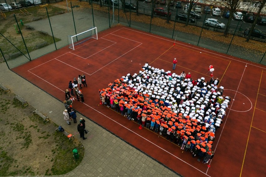Uczniowie stworzyli gigantyczną flagę i bili rekord [ZDJĘCIA]