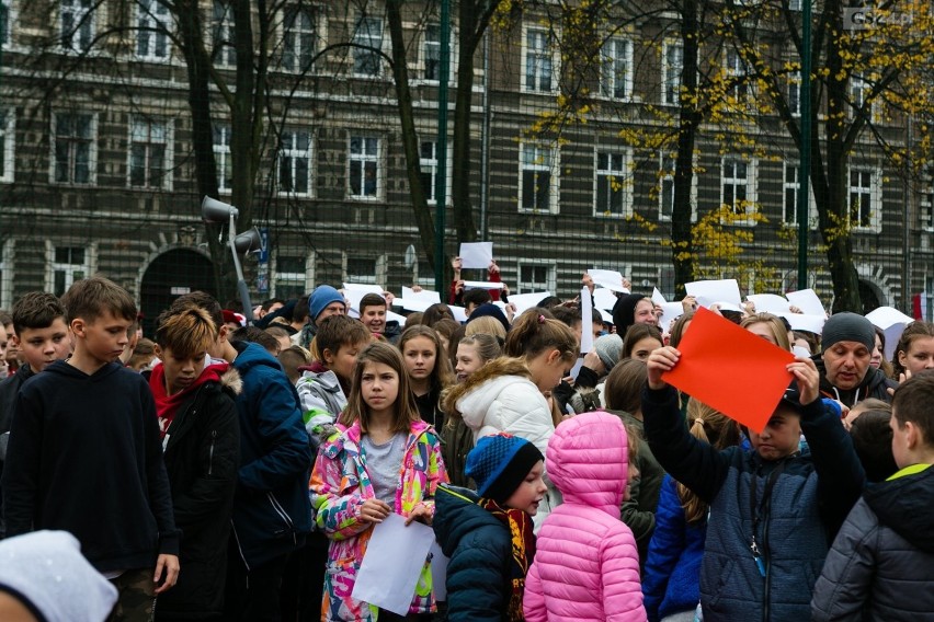 Uczniowie stworzyli gigantyczną flagę i bili rekord [ZDJĘCIA]