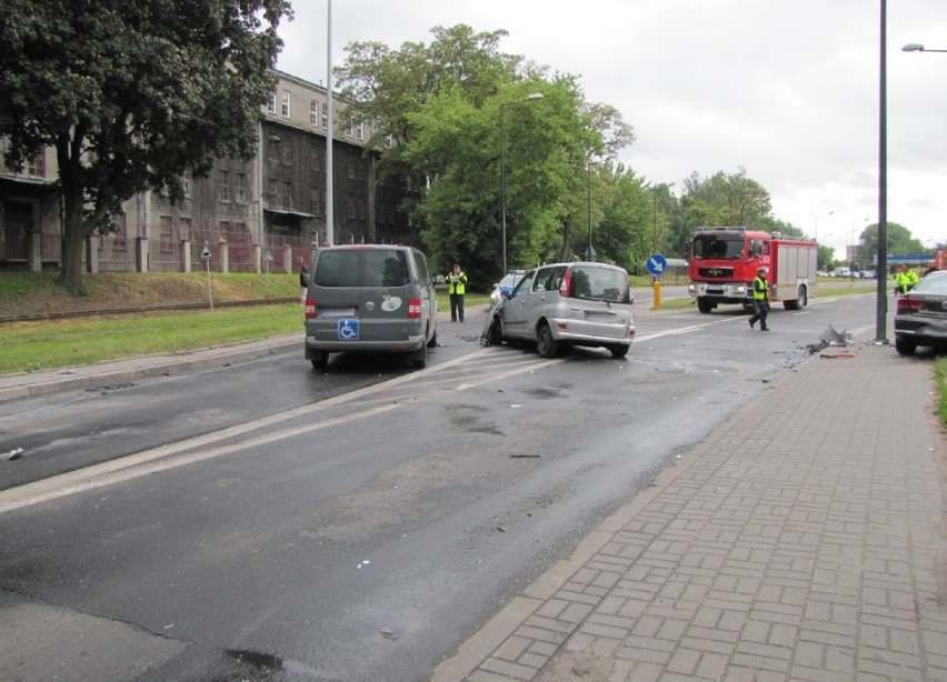 Ul. Wrotkowska: Zderzenie trzech aut