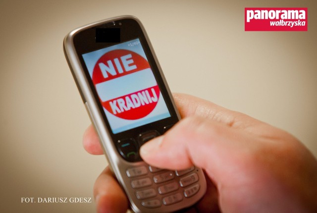 38-latek przez usiłowaniem kradzieży telefonów ze sklepu usunął ich zabezpieczenia. Dlatego przed sądem odpowie za kradzież z włamaniem