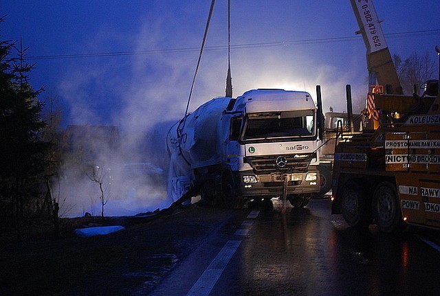 Rumuńska ciężarówka wyciągnięta z rowu [ZDJĘCIA]