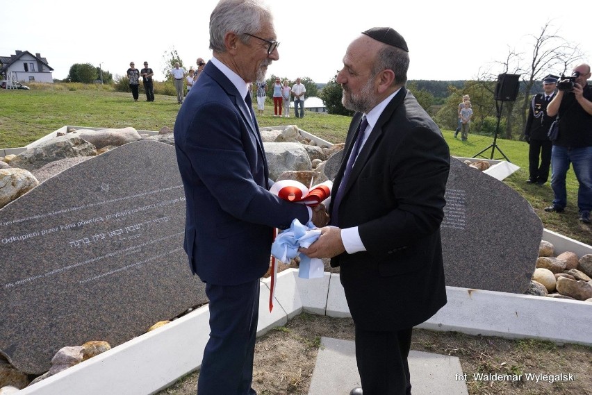 W Skokach odsłonięto pomnik upamiętniający Żydów