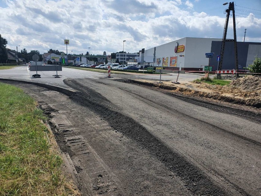 Leszno. Drogowcy zamknęli ostatni odcinek remontowanej Fabrycznej. Dojazd tylko dla mieszkańców i firm [ZDJĘCIA]