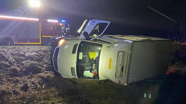 Dwa wypadki przy ul. Warszawskiej w Wolborzu. Mercedes sprinter i osobowy peugeot w rowie