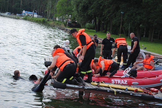 Strażacy trenowali jak udzielać pomocy w wodzie