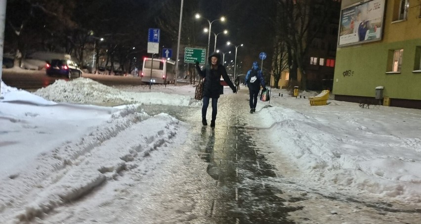 Ciężko poruszać się po oblodzonych chodnikach w Kielcach, na...